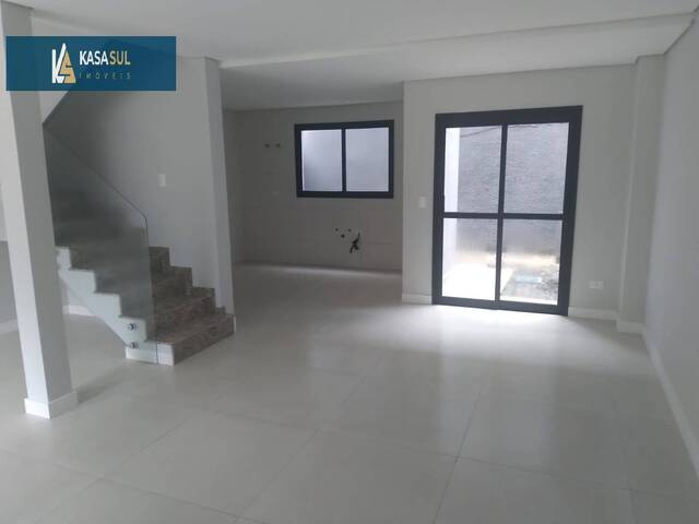 sala e cozinha ao fundo